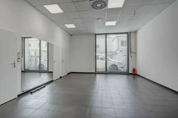 pohled k parkovacím stáním 1 NP - Pronájem obchodních prostor 277 m², Brno