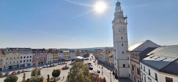 Výhled z obývacího pokoje na náměstí - Pronájem bytu 3+1 v osobním vlastnictví 109 m², Vyškov