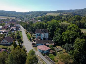 pohled na RD z dronu foto 2 - Prodej domu 246 m², Křetín