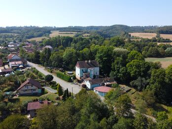 pohled na RD z dronu - Prodej domu 246 m², Křetín 