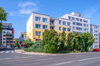 Pohled na dům - Prodej bytu 1+kk v osobním vlastnictví 27 m², Praha 8 - Čimice 