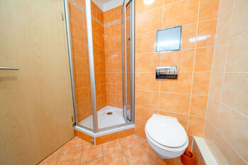 Koupelna s WC - Prodej bytu 1+kk v osobním vlastnictví 27 m², Praha 8 - Čimice