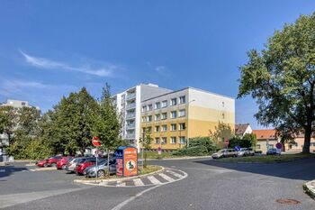 Pohled na dům - Prodej bytu 1+kk v osobním vlastnictví 27 m², Praha 8 - Čimice