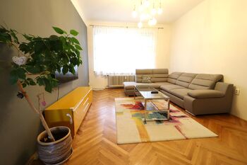 Obývací pokoj - Pronájem bytu 3+1 v osobním vlastnictví 92 m², Praha 5 - Smíchov