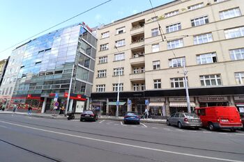 Venkovní pohled na dům - Pronájem bytu 3+1 v osobním vlastnictví 92 m², Praha 5 - Smíchov