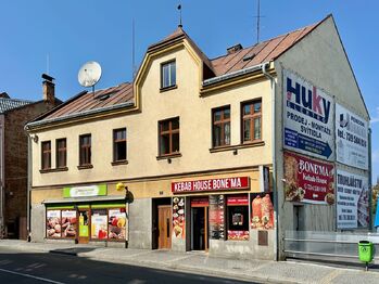 Dům na prodej - v přízemí obchody, v patře 2 byty - vše pronajato - Prodej domu 333 m², Hlinsko