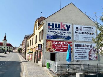 Štítová stěna s pronajatými reklamními plochami - Prodej domu 333 m², Hlinsko