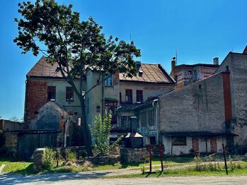 Pohled od Orlovny na zadní trakt domu, kde je příjezd do dvora a dvou garáží - Prodej domu 333 m², Hlinsko