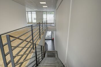 schody 1 NP spojení s 2 NP - Pronájem obchodních prostor 277 m², Brno