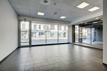 vstup do komerce 1 NP - Pronájem obchodních prostor 277 m², Brno