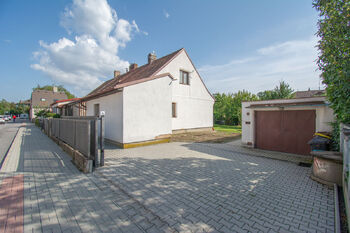 pohled z ulice - Prodej domu 104 m², Hradec Králové