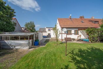 pohled ze zahrady - Prodej domu 104 m², Hradec Králové