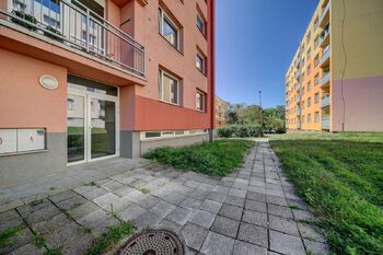 pohled na dům - zadní vchod - Prodej bytu 2+1 v osobním vlastnictví 58 m², Třemošnice