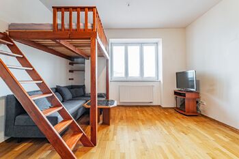 Obývací místnost. - Pronájem bytu 1+kk v osobním vlastnictví 30 m², Praha 4 - Braník