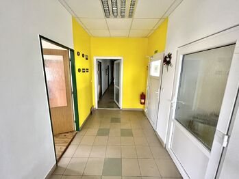 Chodba budovy a vchody do kanceláří - Pronájem kancelářských prostor 12 m², Týn nad Vltavou