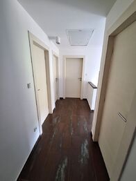 chodba v podkroví - Pronájem domu 221 m², Dublovice