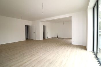 Prodej obchodních prostor 106 m², Tursko