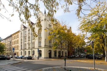 Pohled na dům z ulice Březinova - Prodej bytu 2+kk v osobním vlastnictví 70 m², Praha 8 - Karlín