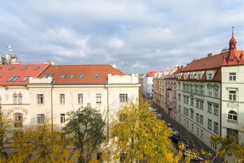 Pohled z okna obývacího pokoje - Prodej bytu 2+kk v osobním vlastnictví 70 m², Praha 8 - Karlín