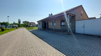 Pohled na bungalov z ulic - Prodej domu 79 m², Doloplazy
