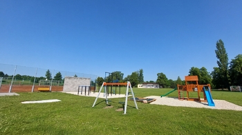 Dětské hřiště u sportovního areálu - Prodej domu 79 m², Doloplazy