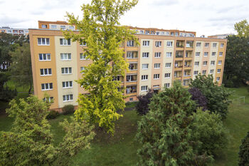 pohled z okna - Prodej bytu 2+1 v osobním vlastnictví 57 m², Praha 10 - Malešice