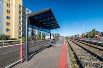 Zastávka tramvaje před domem - Prodej bytu 2+1 v osobním vlastnictví 54 m², Praha 10 - Záběhlice