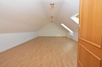 Byt č. 2 podkroví - ložnice - Prodej domu 341 m², Vraný