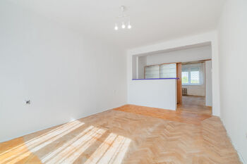 Obývací pokoj - Prodej bytu 2+1 v osobním vlastnictví 54 m², Plzeň