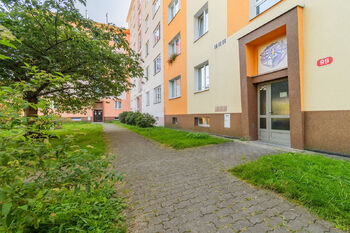 Pohled na dům - Prodej bytu 2+1 v osobním vlastnictví 54 m², Plzeň