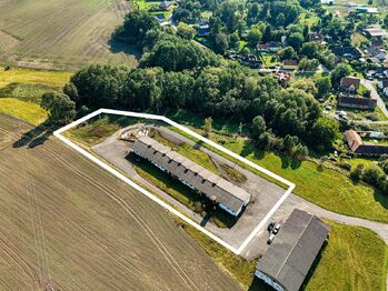 pohled na budovu s pozemkem - Prodej zemědělského objektu 976 m², Nové Dvory