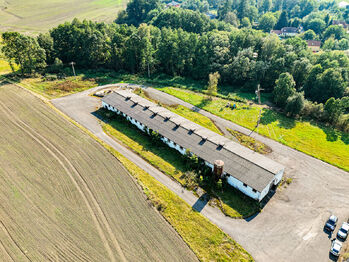 pohled na budovu s pozemkem - Prodej zemědělského objektu 976 m², Nové Dvory