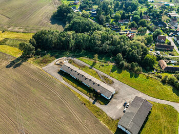 pohled na budovu s pozemkem - Prodej zemědělského objektu 976 m², Nové Dvory