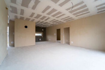 Obývací pokoj s kuchyňským koutem - Prodej domu 97 m², Žáky