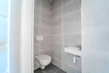 Samostatné WC (aktuální stav) - Prodej domu 97 m², Žáky