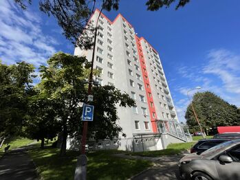 pohled na dům - Pronájem bytu 2+kk v družstevním vlastnictví 43 m², Kolín