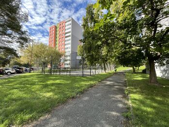 hřiště u domu - Pronájem bytu 2+kk v družstevním vlastnictví 43 m², Kolín