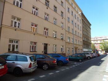 Venkovní pohled na dům - Pronájem bytu 3+kk v osobním vlastnictví 60 m², Praha 3 - Žižkov