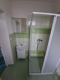 Fotografie interiéru bytového domu z doby, kdy jednotky nebyly pronajaty. - Prodej nájemního domu 314 m², Přerov