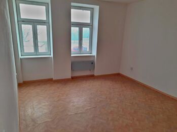 Fotografie interiéru bytového domu z doby, kdy jednotky nebyly pronajaty. - Prodej nájemního domu 314 m², Přerov