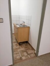 Fotografie interiéru bytového domu z doby, kdy jednotky nebyly pronajaty. - Prodej nájemního domu 314 m², Přerov