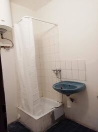 Fotografie interiéru bytového domu z doby, kdy jednotky nebyly pronajaty. - Prodej nájemního domu 314 m², Přerov