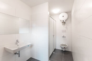 Zázemí obchodu - Pronájem obchodních prostor 27 m², Praha 8 - Karlín