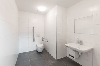 Zázemí obchodu - Pronájem obchodních prostor 27 m², Praha 8 - Karlín