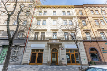 Pohled na dům - Pronájem obchodních prostor 27 m², Praha 8 - Karlín