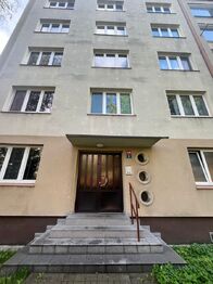 Dům_vchod - Prodej bytu 2+1 v osobním vlastnictví 56 m², Karlovy Vary 