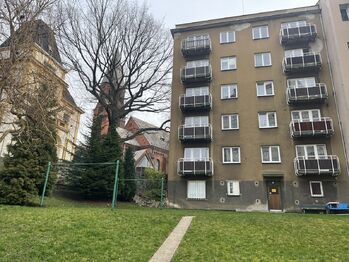 pohled na dům - Pronájem bytu 3+1 v osobním vlastnictví 62 m², Ústí nad Labem