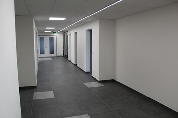 Chodba. - Pronájem kancelářských prostor 39 m², Praha 10 - Dolní Měcholupy