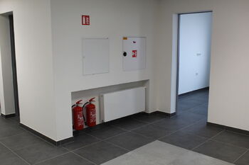 Vstup ze společnéh chodby do kuchyňky. - Pronájem kancelářských prostor 39 m², Praha 10 - Dolní Měcholupy