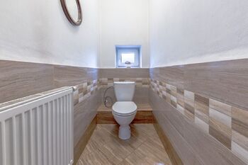 WC v přízemí - Prodej domu 190 m², Strančice